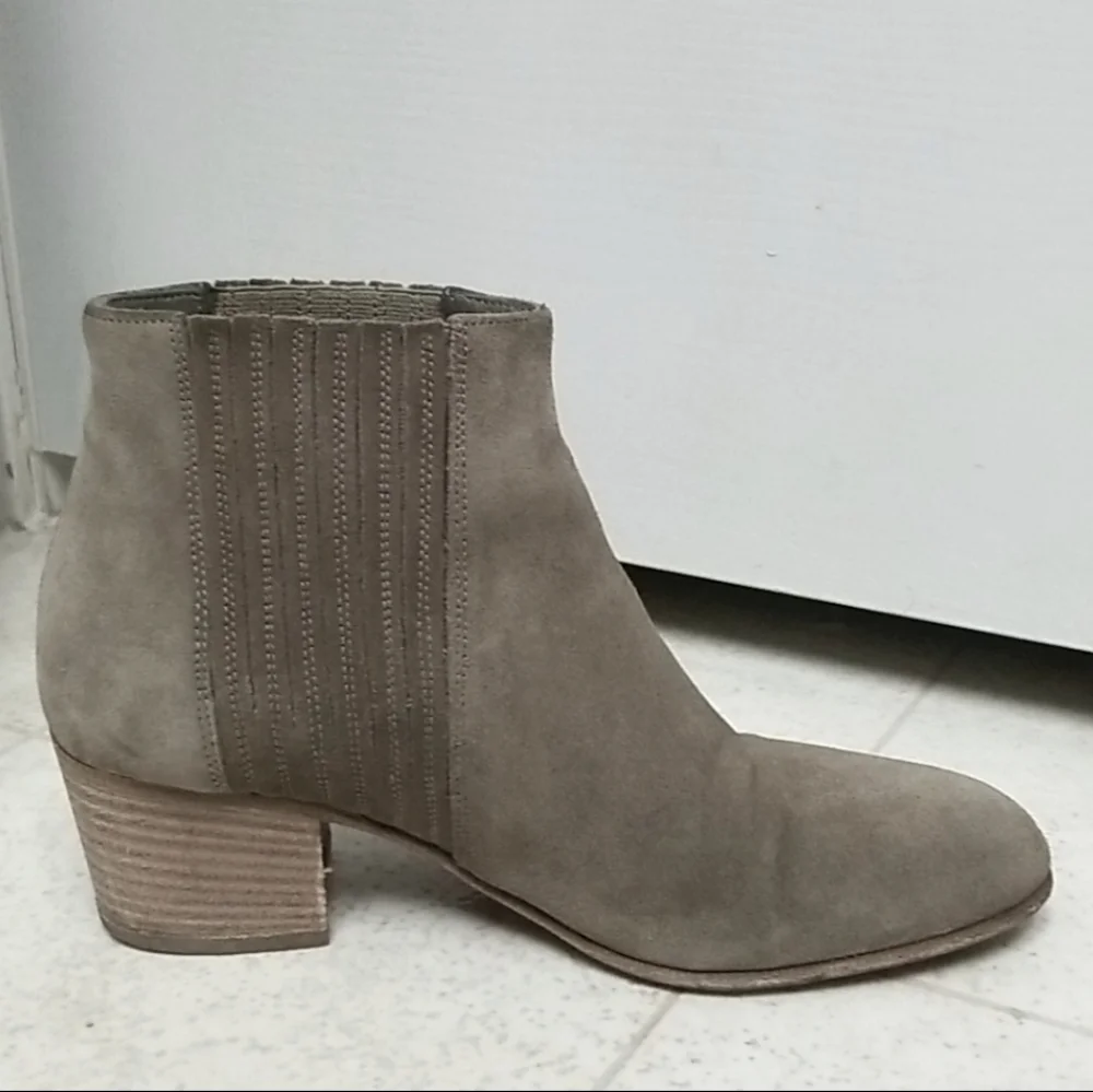 [Like NEW] VINCE suede ankle booties gray haider pull on chelsea boot Size 6